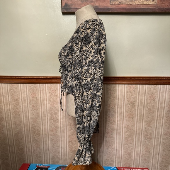 Backyard Roses top - Picture 2 of 6